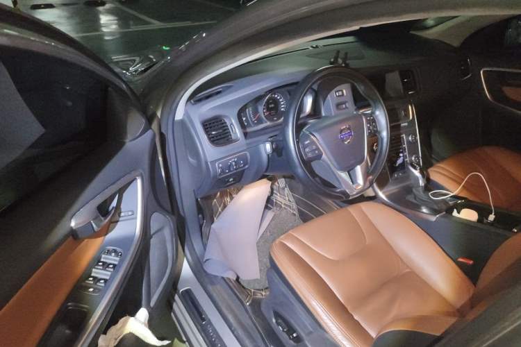 Used Volvo S60 2014 S60L 2.0T Zhiyuan Edition Driver Seat