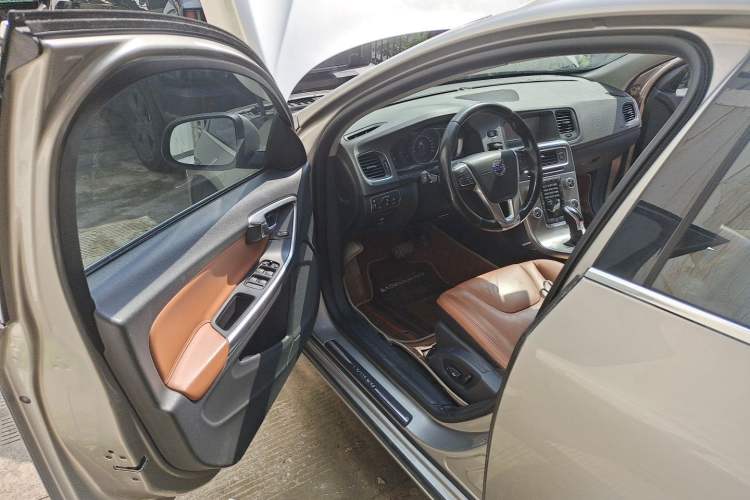 Used Volvo S60 2014 S60L 2.0T Zhiyuan Edition Driver Seat