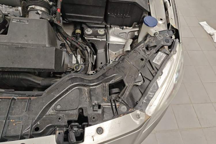 Used Volvo S60 2014 S60L 2.0T Zhiyuan Edition Engine Bay Left