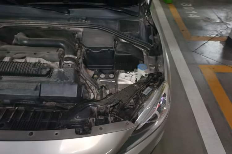 Used Volvo S60 2014 S60L 2.0T Zhiyuan Edition Engine Bay Left