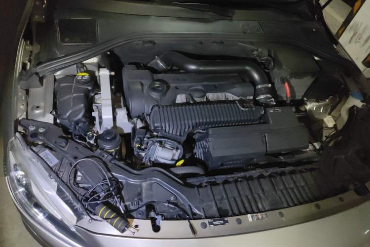 Used Volvo S60 2014 S60L 2.0T Zhiyuan Edition Engine Bay Right
