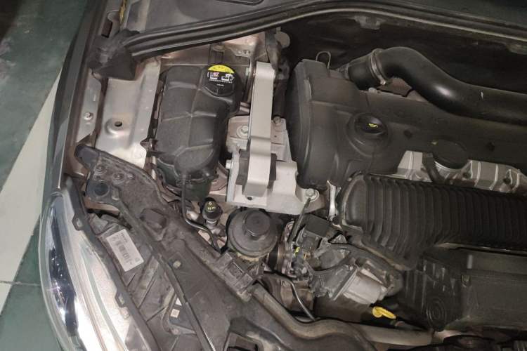 Used Volvo S60 2014 S60L 2.0T Zhiyuan Edition Engine Bay Right