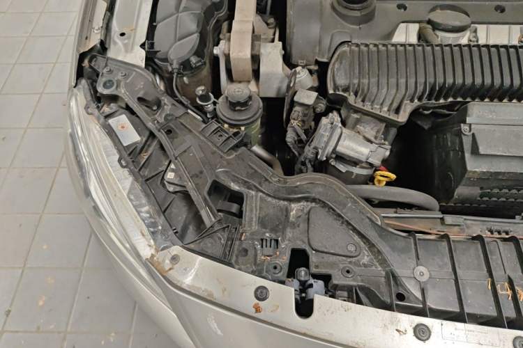 Used Volvo S60 2014 S60L 2.0T Zhiyuan Edition Engine Bay Right