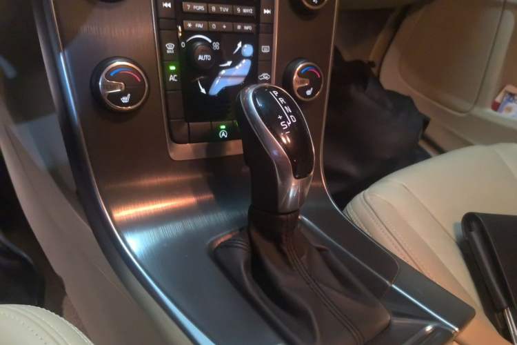 Used Volvo S60 2014 S60L T5 Intelligent Drive Edition Gear Lever