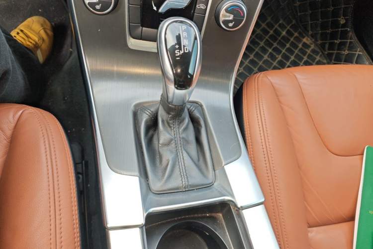 Used Volvo S60 2014 S60L 2.0T Zhiyuan Edition Gear Lever