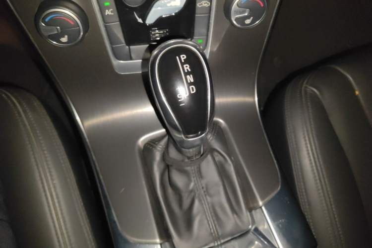 Used Volvo S60 2014 S60L 2.0T Zhiyuan Edition Gear Lever