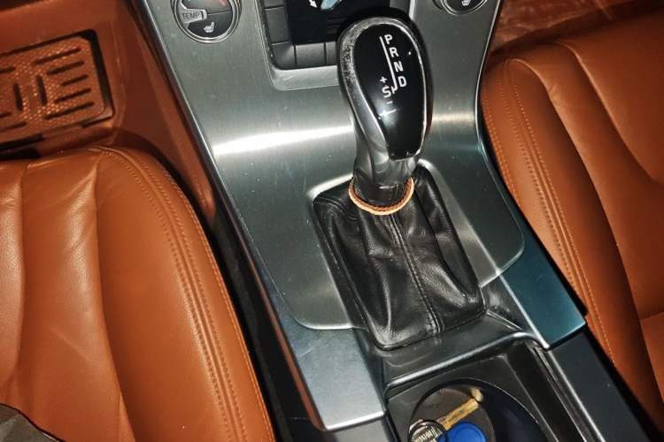 Used Volvo S60 2014 S60L 2.0T Zhiyuan Edition Gear Lever