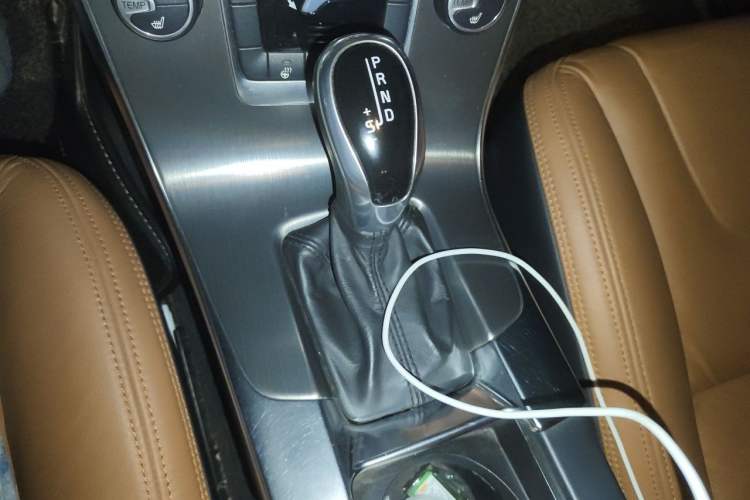 Used Volvo S60 2014 S60L 2.0T Zhiyuan Edition Gear Lever