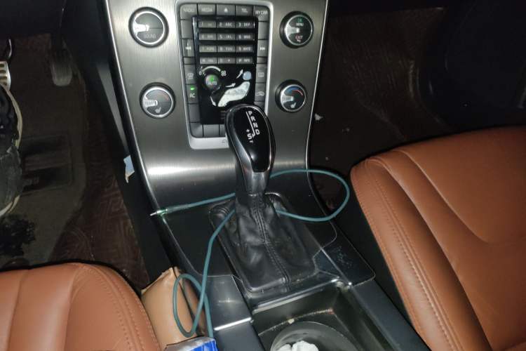 Used Volvo S60 2014 S60L 2.0T Zhiyuan Edition Gear Lever