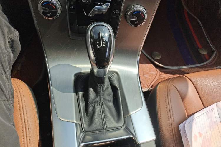 Used Volvo S60 2014 S60L 2.0T Zhiyuan Edition Gear Lever