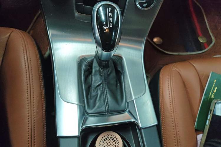 Used Volvo S60 2014 S60L 2.0T Zhiyuan Edition Gear Lever