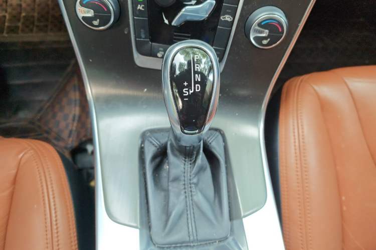 Used Volvo S60 2014 S60L 2.0T Zhiyuan Edition Gear Lever