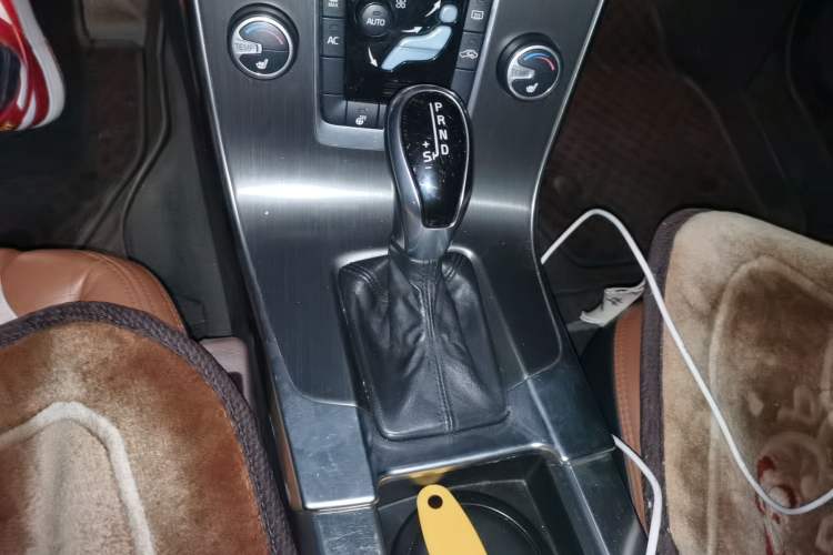 Used Volvo S60 2014 S60L 2.0T Zhiyuan Edition Gear Lever