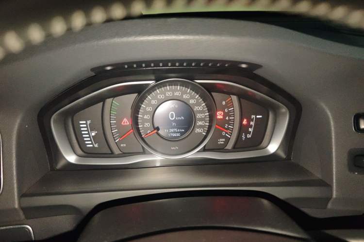 Used Volvo S60 2014 S60L 2.0T Zhiyuan Edition Instrument Cluster