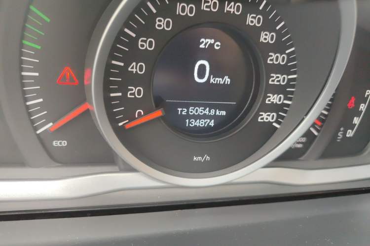 Used Volvo S60 2014 S60L 2.0T Zhiyuan Edition Odometer Close Up
