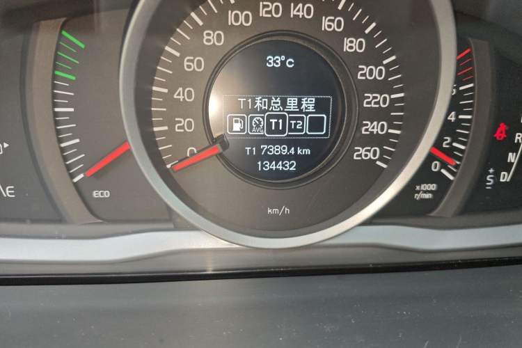 Used Volvo S60 2014 S60L 2.0T Zhiyuan Edition Odometer Close Up