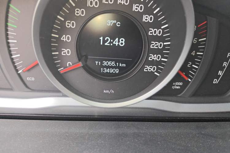 Used Volvo S60 2014 S60L 2.0T Intelligent Upgrade Edition Odometer Close Up
