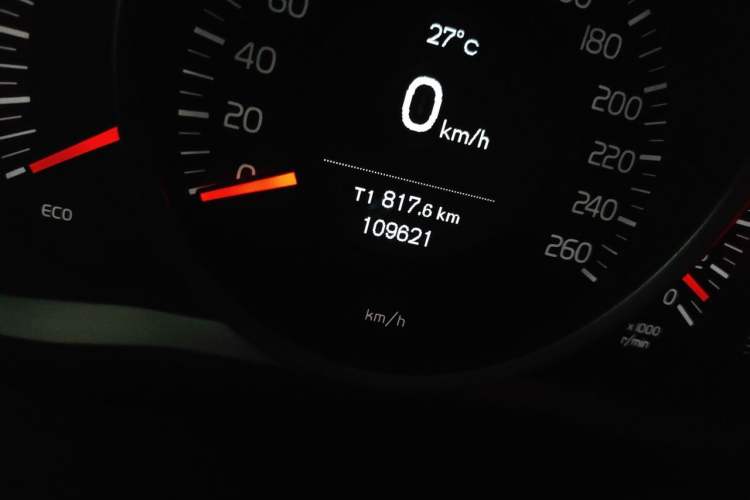 Used Volvo S60 2014 S60L 2.0T Zhiyuan Edition Odometer Close Up