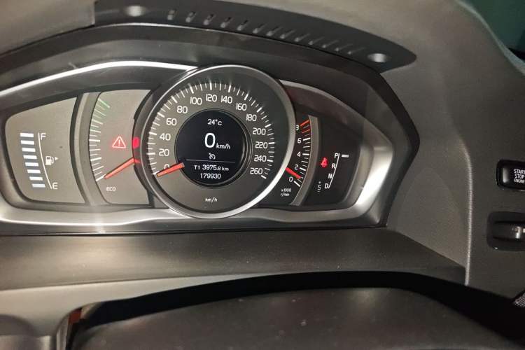 Used Volvo S60 2014 S60L 2.0T Zhiyuan Edition Odometer Close Up