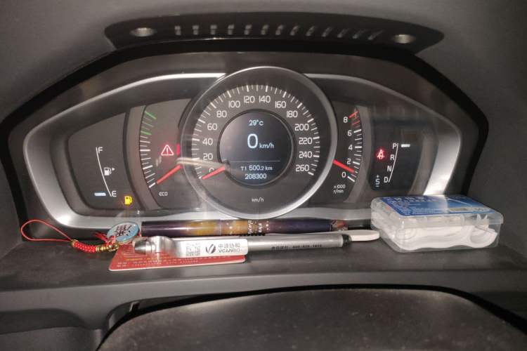 Used Volvo S60 2014 S60L 2.0T Zhiyuan Edition Odometer Close Up