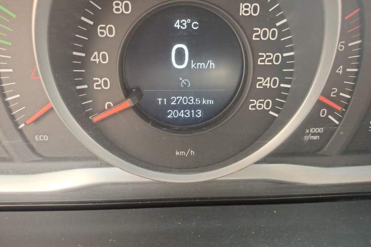 Used Volvo S60 2014 S60L 2.0T Zhiyuan Edition Odometer Close Up