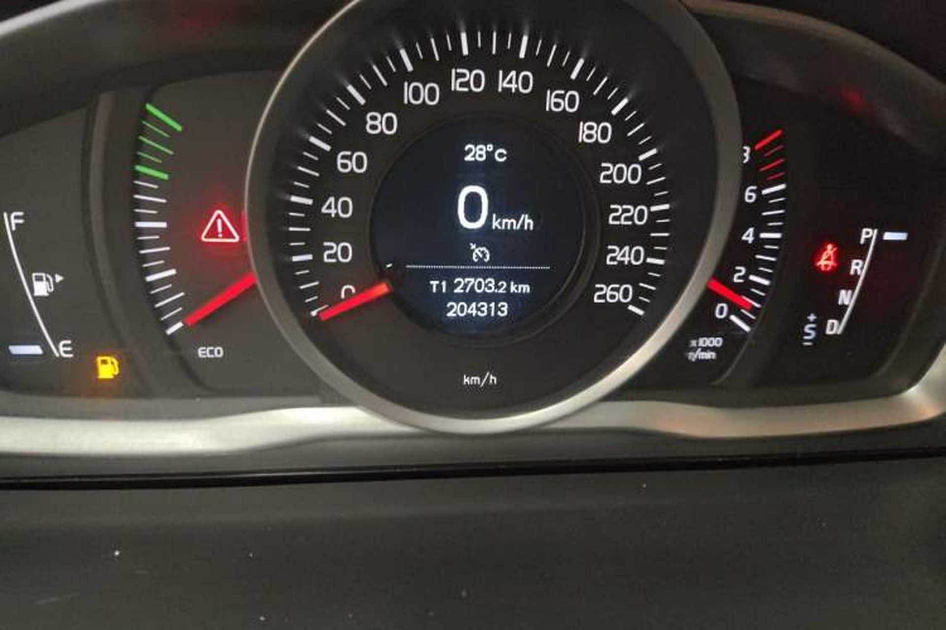 Used Volvo S60 2014 S60L 2.0T Zhiyuan Edition Odometer Close Up