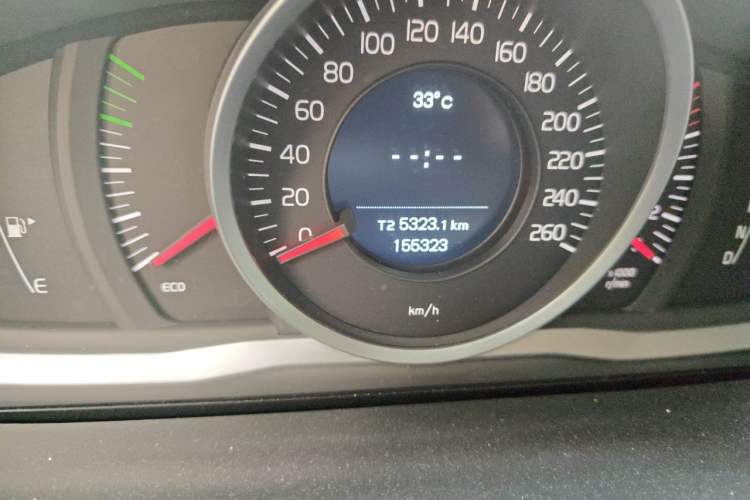 Used Volvo S60 2014 S60L 2.0T Zhiyuan Edition Odometer Close Up