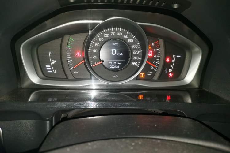 Used Volvo S60 2014 S60L 2.0T Zhiyuan Edition Odometer Close Up