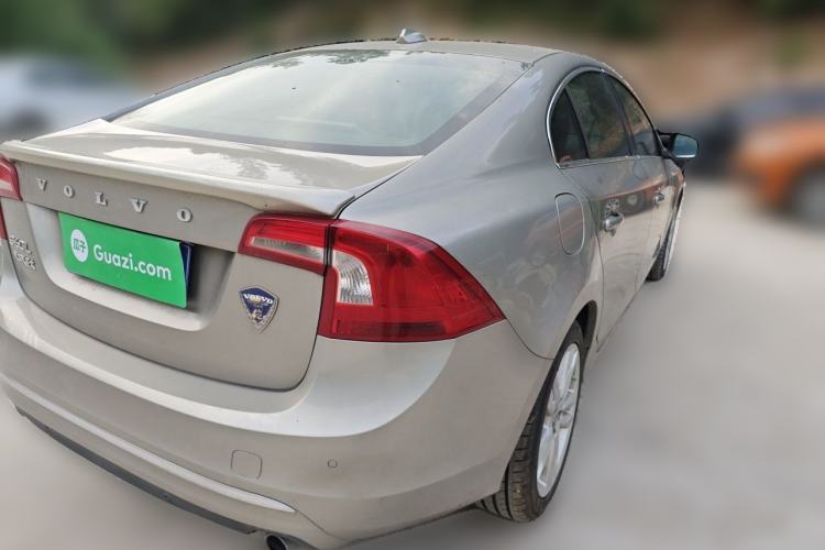 Used Volvo S60 2014 S60L 2.0T Zhiyuan Edition Rear Right 45 Deg