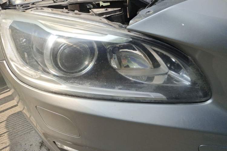 Used Volvo S60 2014 S60L 2.0T Zhiyuan Edition Right Front Headlight