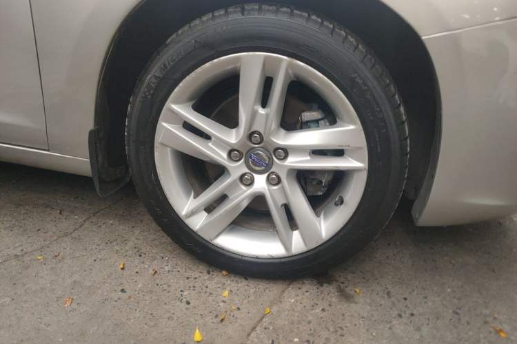 Used Volvo S60 2014 S60L T5 Intelligent Drive Edition Right Front Wheel Hub