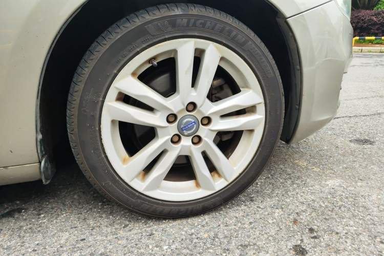 Used Volvo S60 2014 S60L 2.0T Zhiyuan Edition Right Front Wheel Hub