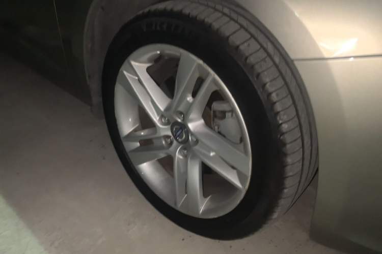 Used Volvo S60 2014 S60L T5 Intelligent Drive Edition Right Front Wheel Hub