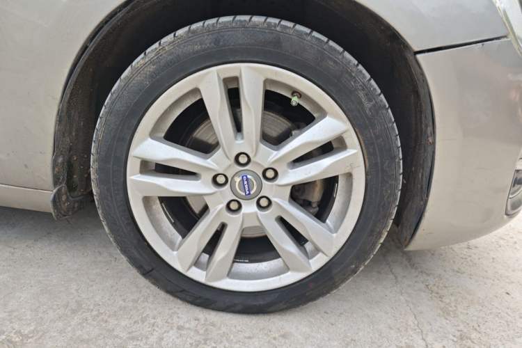 Used Volvo S60 2014 S60L 2.0T Zhiyuan Edition Right Front Wheel Hub