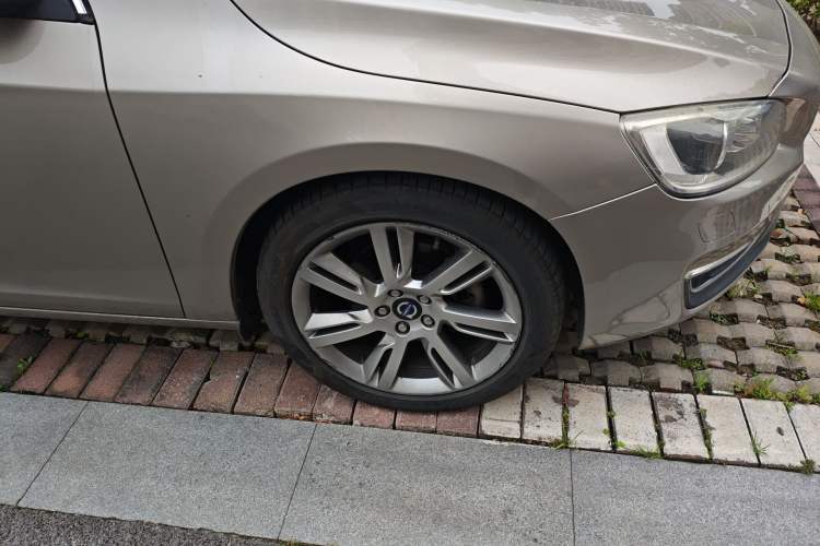 Used Volvo S60 2014 S60L T5 Smart Upgrade Edition Right Front Wheel Hub