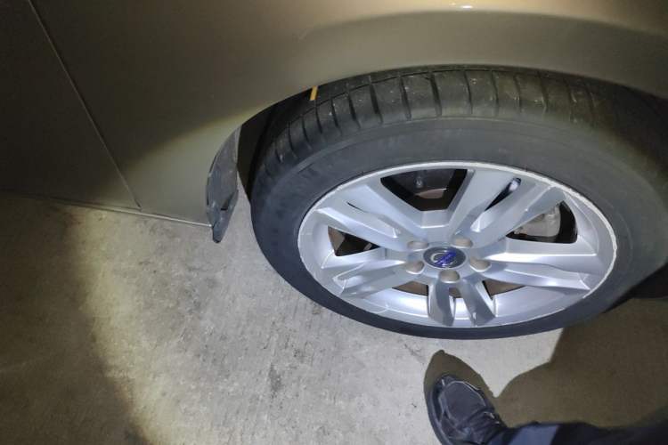 Used Volvo S60 2014 S60L 2.0T Zhiyuan Edition Right Front Wheel Hub
