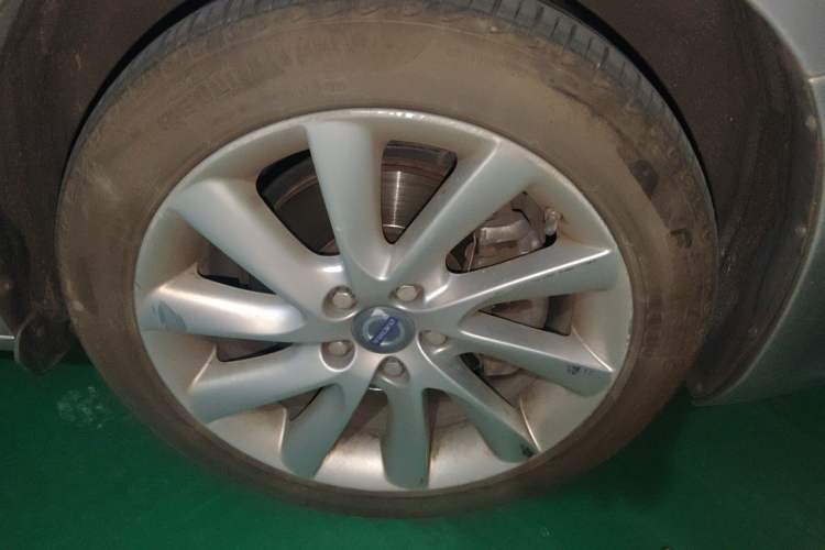 Used Volvo S60 2014 S60L 2.0T Zhiyuan Edition Right Front Wheel Hub