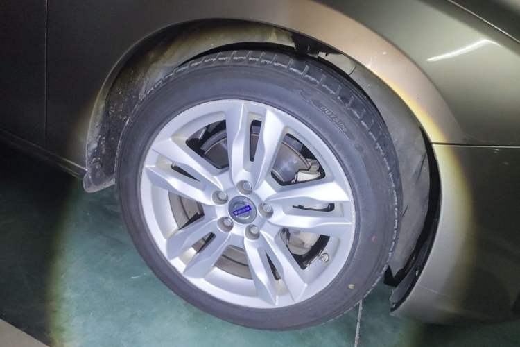 Used Volvo S60 2014 S60L 2.0T Zhiyuan Edition Right Front Wheel Hub