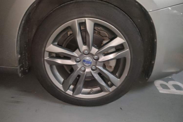 Used Volvo S60 2014 S60L 2.0T Zhiyuan Edition Right Front Wheel Hub
