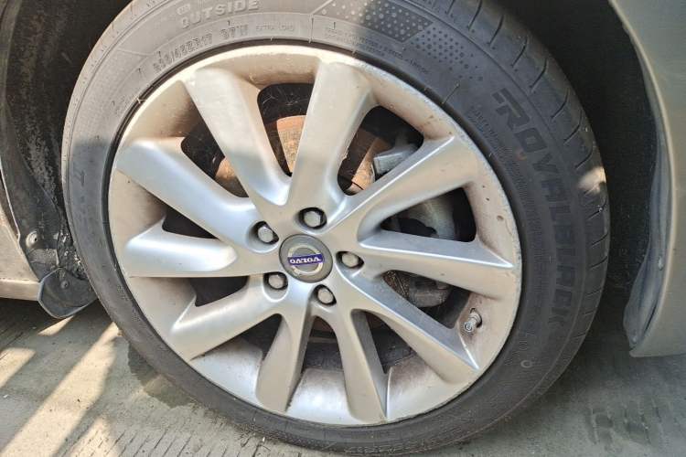 Used Volvo S60 2014 S60L 2.0T Zhiyuan Edition Right Front Wheel Hub