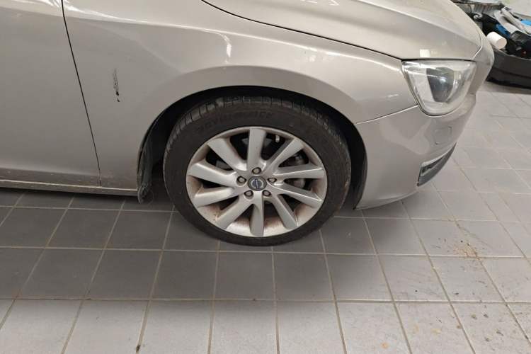 Used Volvo S60 2014 S60L 2.0T Zhiyuan Edition Right Front Wheel Hub