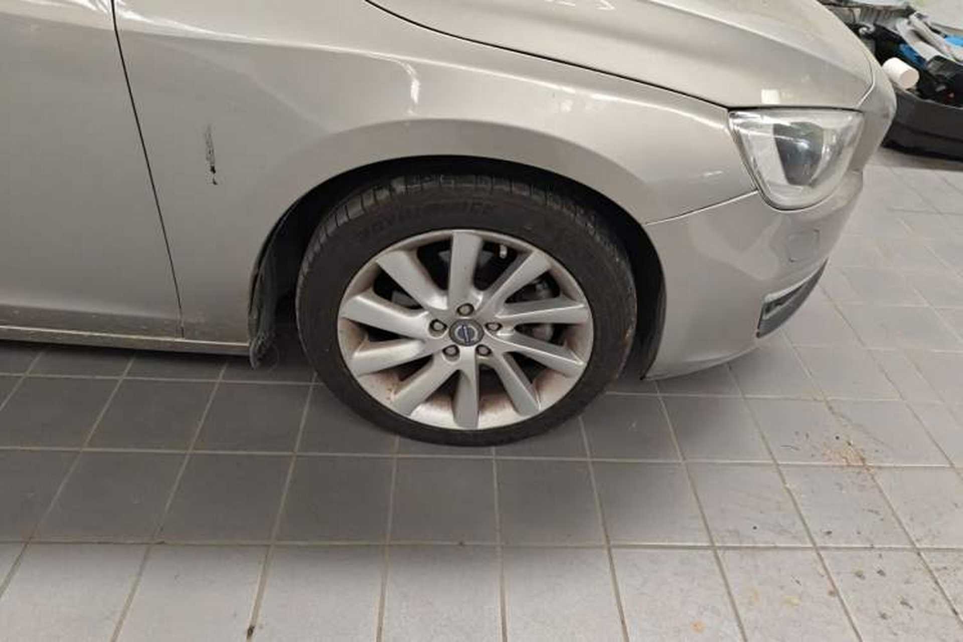 Used Volvo S60 2014 S60L 2.0T Zhiyuan Edition Right Front Wheel Hub