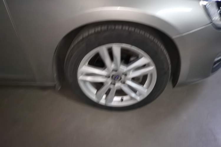 Used Volvo S60 2014 S60L 2.0T Zhiyuan Edition Right Front Wheel Hub