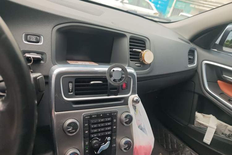 Used Volvo S60 2014 S60L 2.0T Zhiyuan Edition Audio And AC Panel