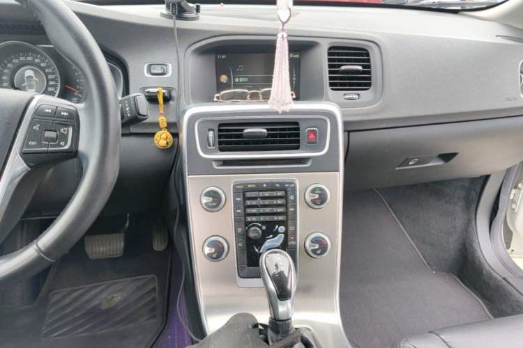Used Volvo S60 2014 S60L 2.0T Zhiyuan Edition Audio And AC Panel
