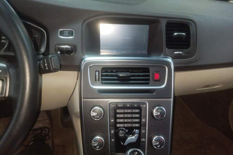 Used Volvo S60 2014 S60L 2.0T Zhiyuan Edition Audio And AC Panel