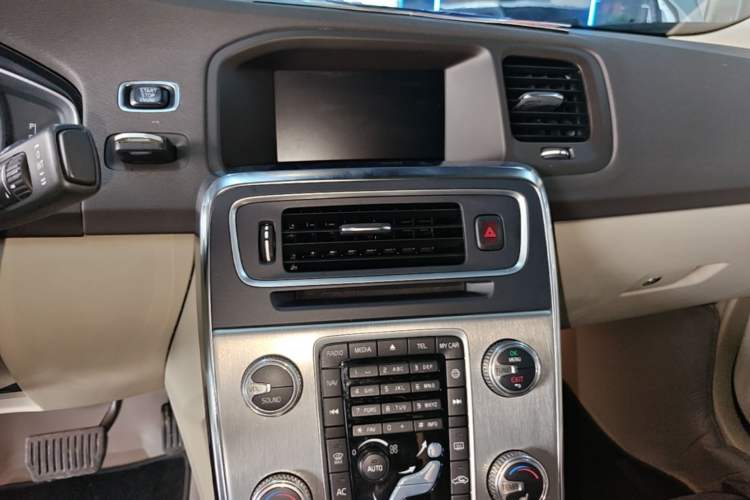 Used Volvo S60 2014 S60L 2.0T Zhiyuan Edition Audio And AC Panel