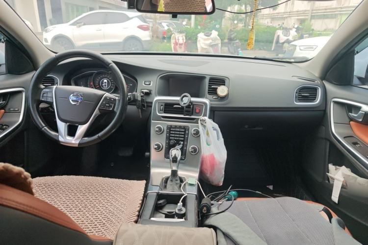 Used Volvo S60 2014 S60L 2.0T Zhiyuan Edition Center Console
