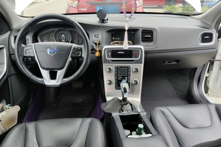 Used Volvo S60 2014 S60L 2.0T Zhiyuan Edition Center Console