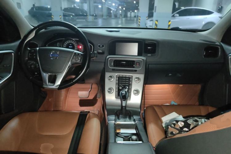 Used Volvo S60 2014 S60L 2.0T Zhiyuan Edition Center Console